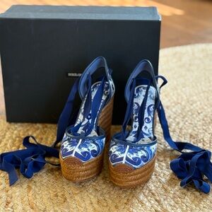 ROPE-SOLED WEDGES IN PRINTED BROCADE FABRIC - NEW!! SOLD OUT